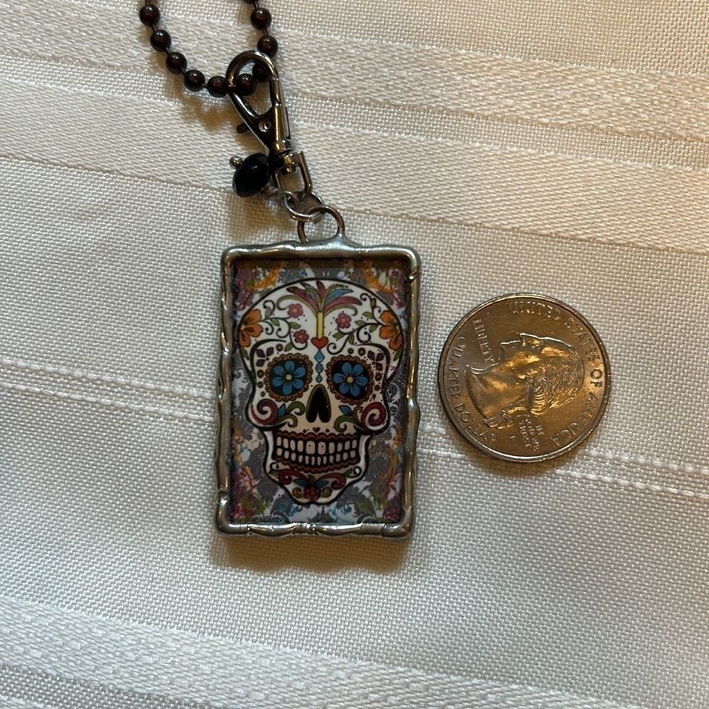 SASSPURILLA reverse-able pendant & chain - Picture 7 of 8